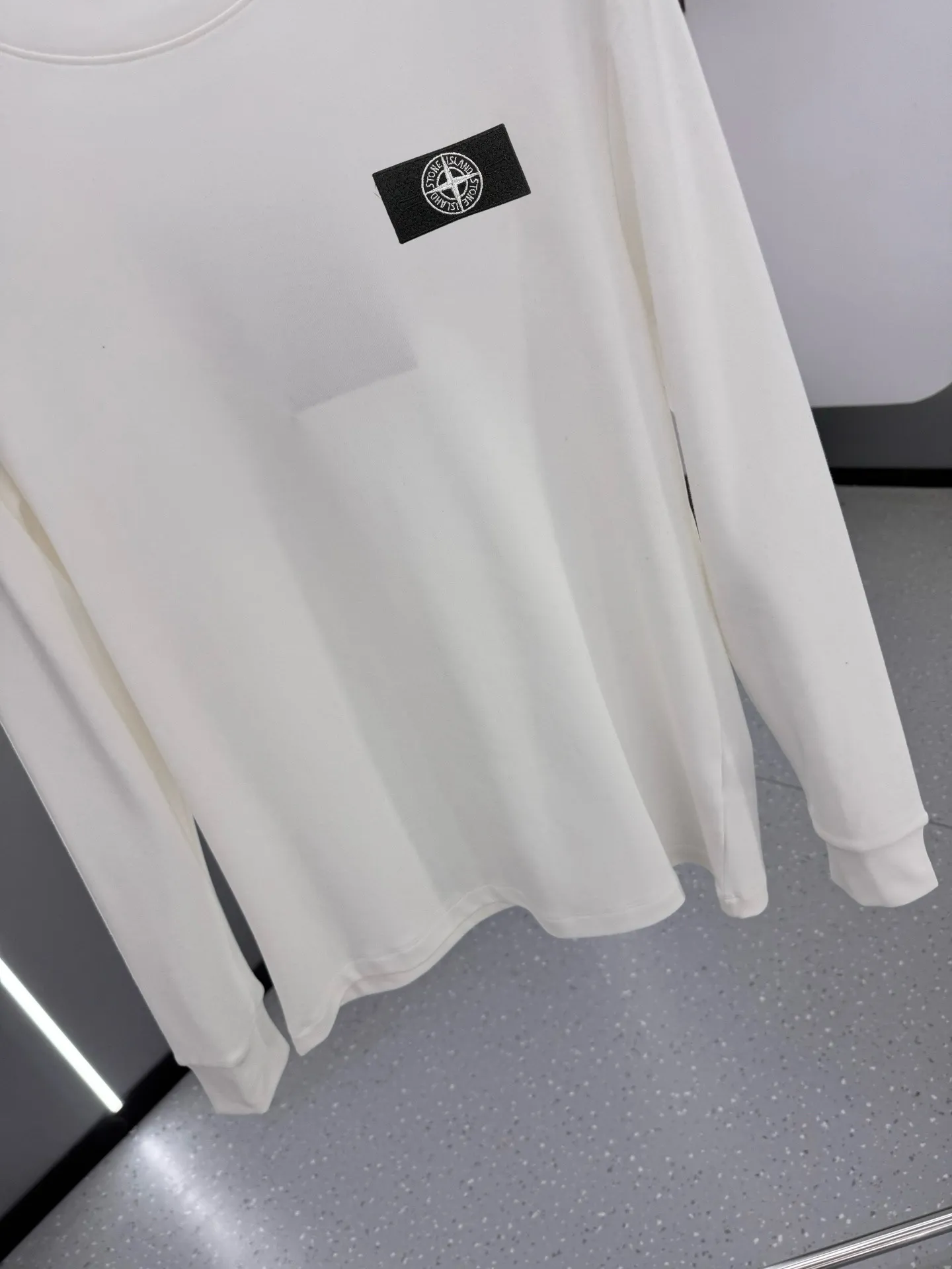 P220 Stone Island 2025 autumn and winter men's latest trade order mid-collar bottoming shirt, in full condition! ! Designed with logo embroidery! Customized 100% pure cotton fabric! Weighing 330g, the upper body is comfortable and breathable, not stiff, and has a rich three-dimensional feel overall. It is a quality export order that meets the simple needs of commuters. The upper body effect is very good, slimming, and not picky about the figure. The fabric workmanship is impeccable. Black White Size: XS-2XL